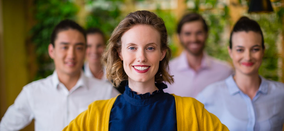 equipe-sourire-femme-happiness-manager